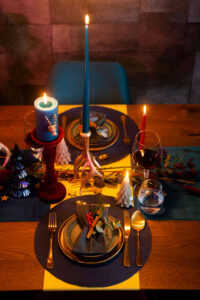 ingedekte kersttafel Van Tafel met velvet en pauwenveren