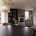 Bovenaanzicht van een grote ronde eettafel