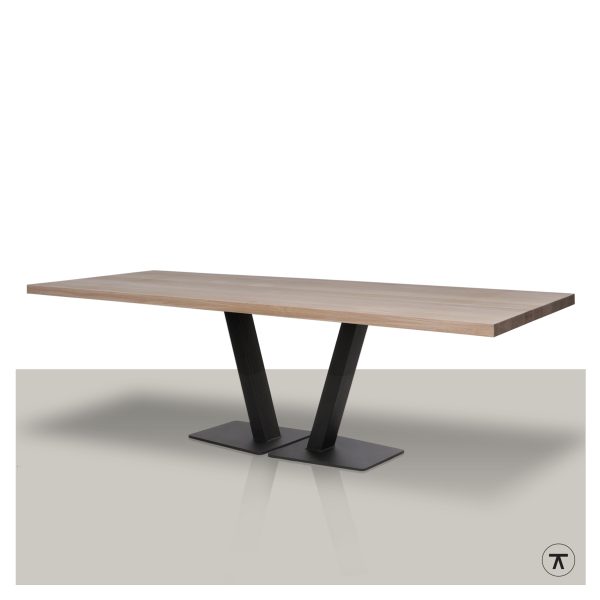 Moderne-eettafel-met-massief-eiken-blad-en-zwart-metalen-V-onderstel