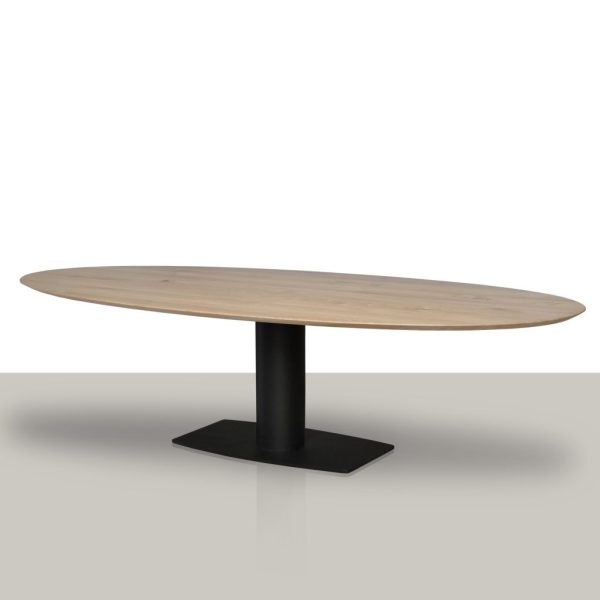 Ovale eettafel met een metalen kolom onderstel met een verjongd eikenhout tafelblad.