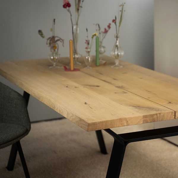 eiken-eettafel-met-metalen-onderstel-Van-Tafel