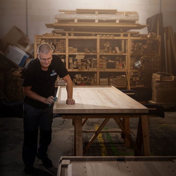 massief-eikenhouten-eettafel-schuren-met-de-hand-Van-Tafel