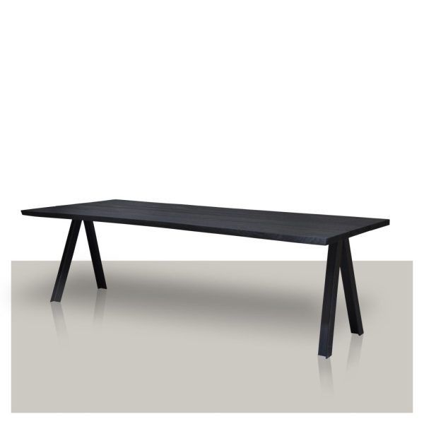 Scandinavische eettafel van Europees Eiken met een metalen T profiel onderstel.