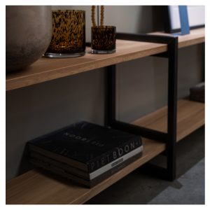 lage wandkast met eikenhouten planken en een metalen frame op maat gemaakt Van Tafel