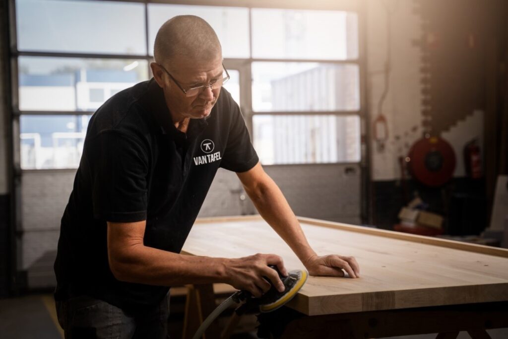 Tafelblad-schuren-met-de-hand-Van-Tafel