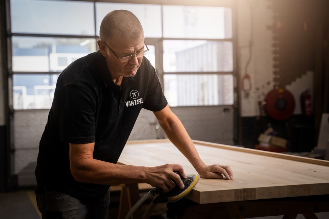 Tafelblad-schuren-met-de-hand-Van-Tafel