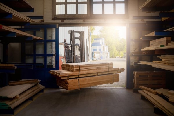 Heftruck-met-Europees- Eiken-planken-Van-Tafel-600