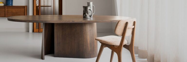 Houten eettafel met organisch wave onderstel