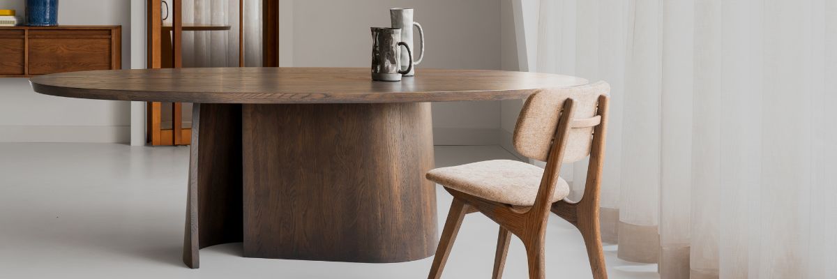 Houten eettafel met organisch wave onderstel