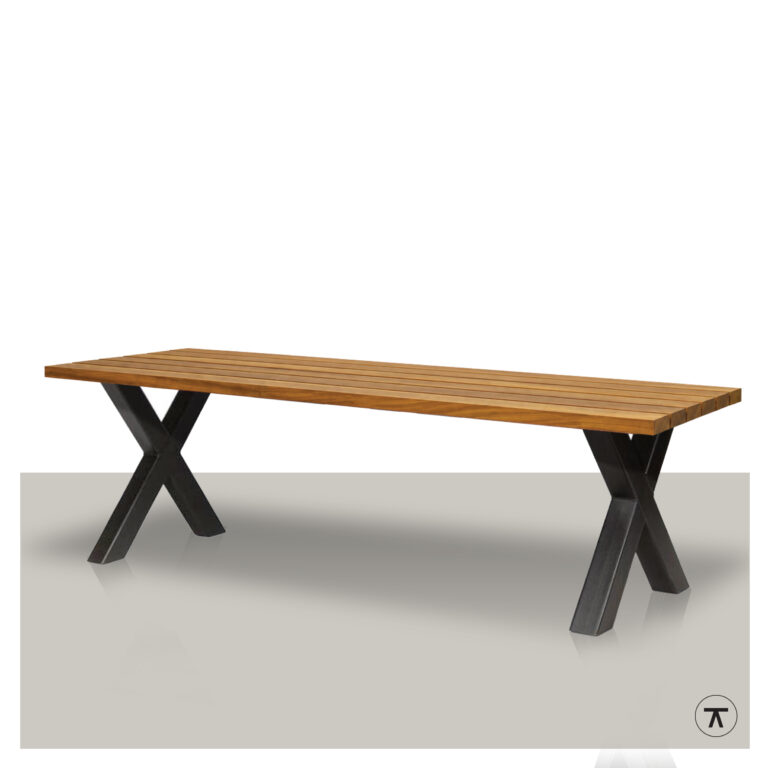Rechthoekige tuintafel Oek van Iroko hout met metalen kruis poten.