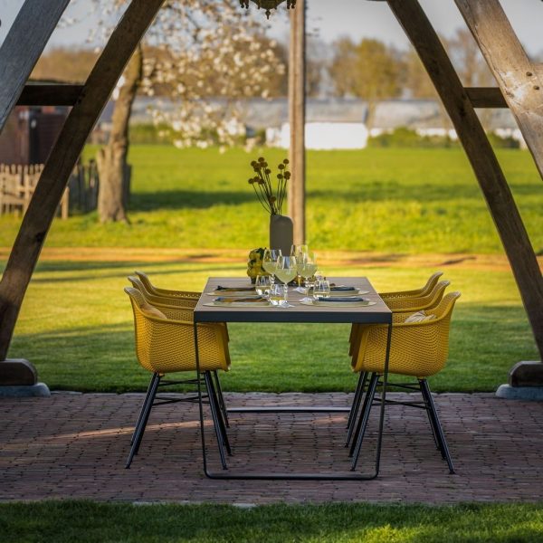 Iroko houten buitentafel met zwarte rand sfeerfoto