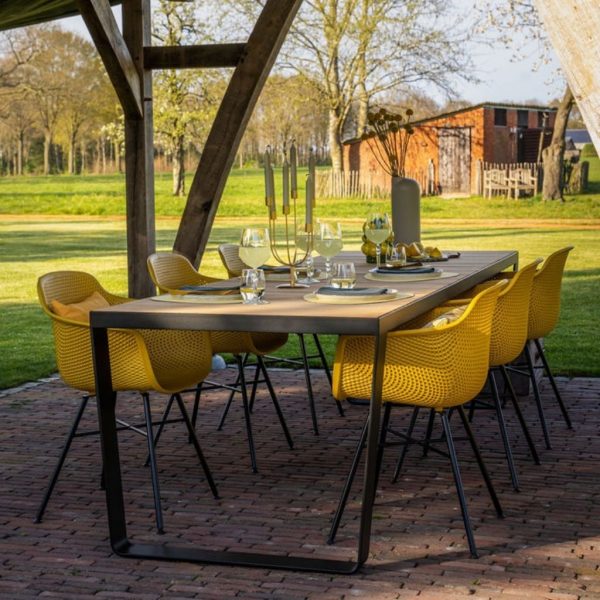 Houten tuintafel iroko met metalen onderstel sfeeer