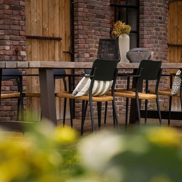 Houten buitentafel padoek met metalen onderstel sfeer