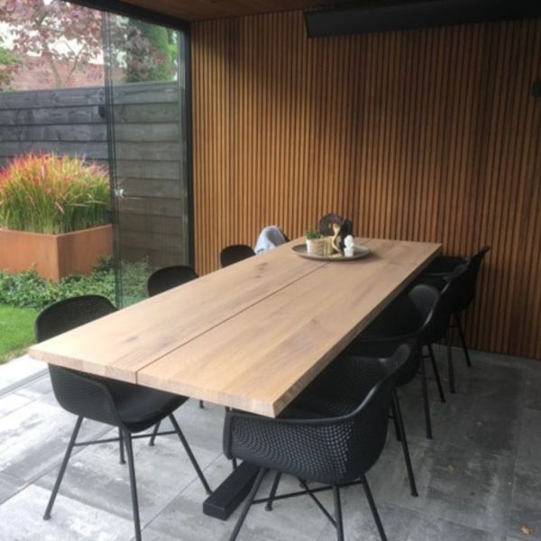 Zwarte tuinstoelen Indy aan houten eettafel