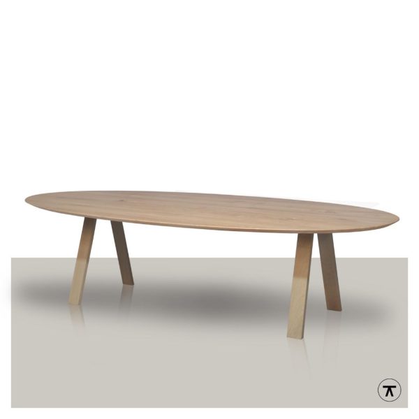 Balance-Ovale-eikenhouten-eettafel-met-ranke-eiken-poten-blank