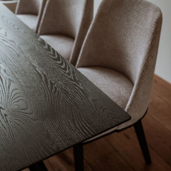 Close-up bovenaanzicht rechthoekige houten eettafel