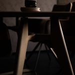 Detail van het houten onderstel van Fins ovale tafel Taste