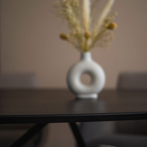Ovale-eettafel-met-verjongde-afwerking-Van-Tafel