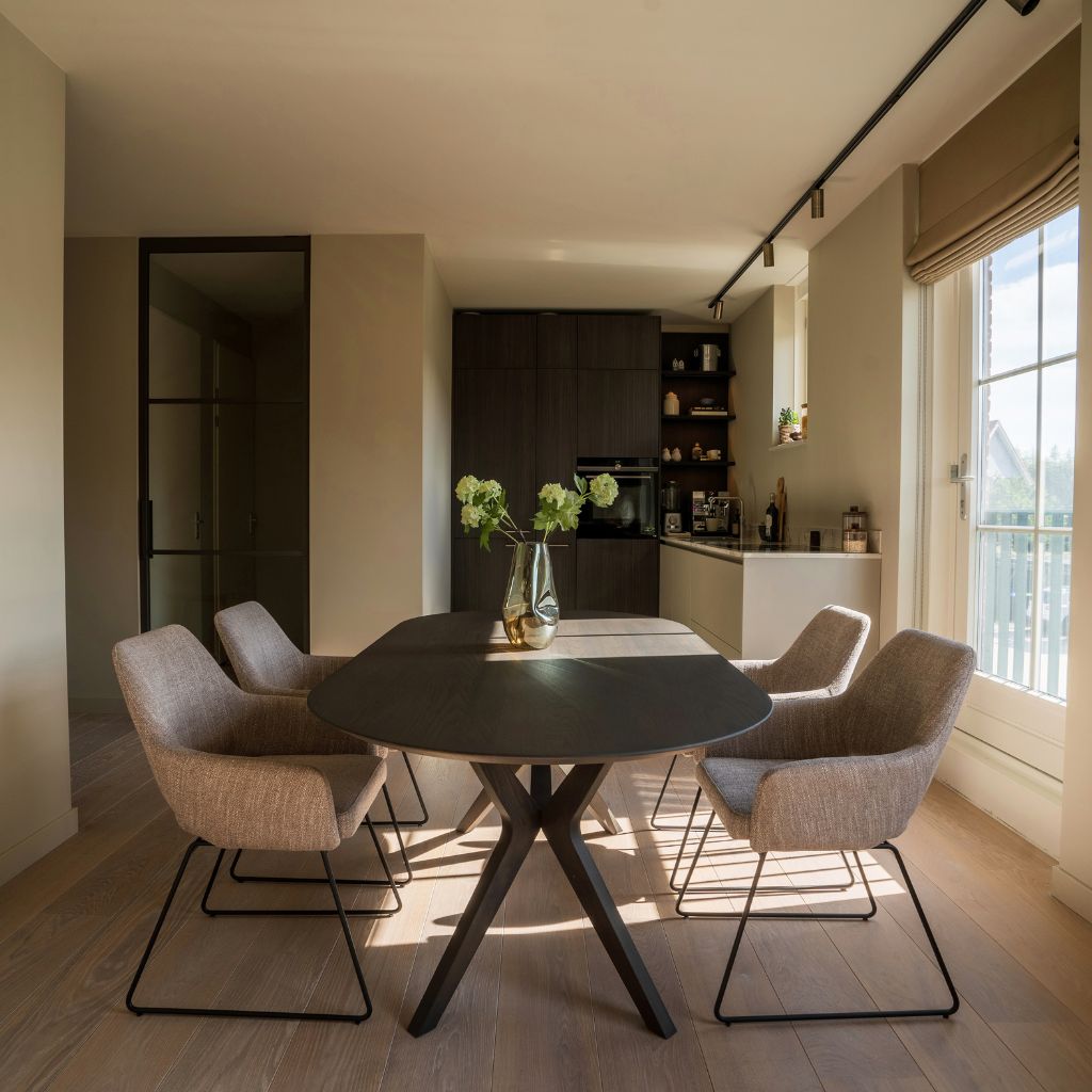 Plat ovale tafel Slim eetkamerstoel Yanai Jesper home