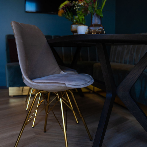sfeerfoto-zwarte-tafel-stoel-met-gouden-poot
