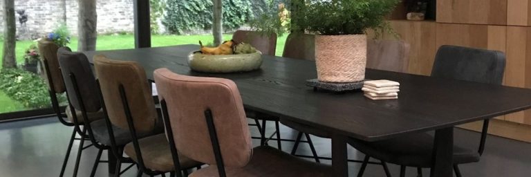 gekleurde stoelen om de eettafel