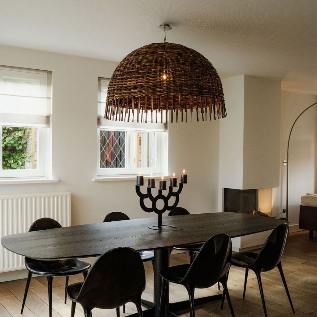 Rotan hanglamp boven houten eettafel