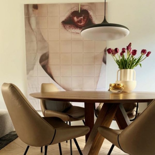 Ronde eettafel met hanglamp en ixxi afbeelding