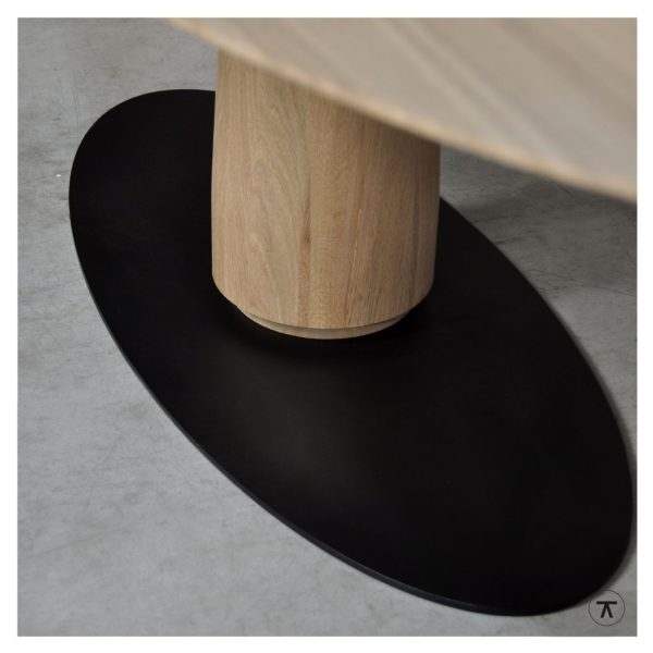Ovale eettafel met houten kolom onderstel op metalen grondplaat