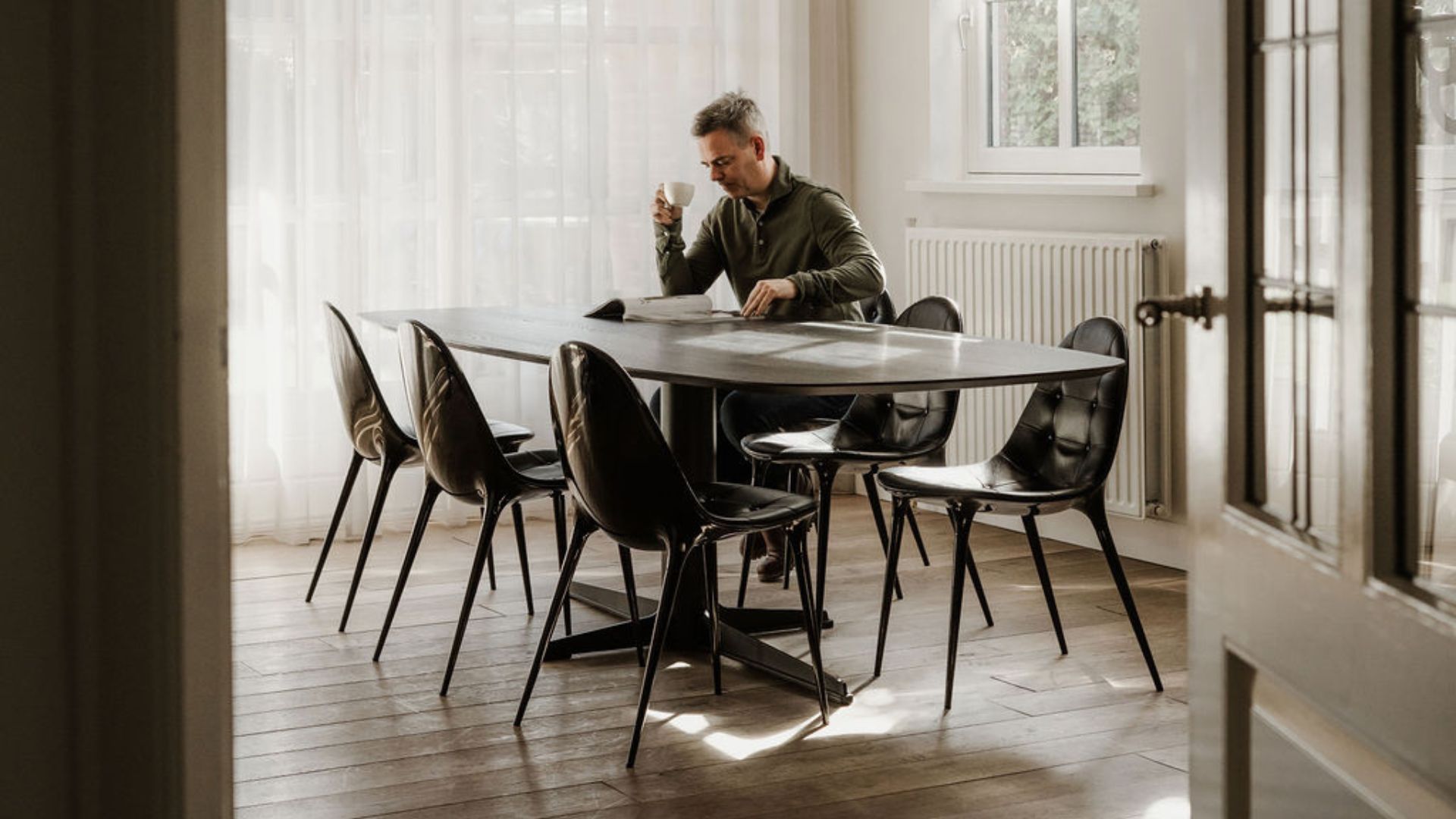 Sfeerbeeld-Deens-ovale-tafel-met-6-stoelen