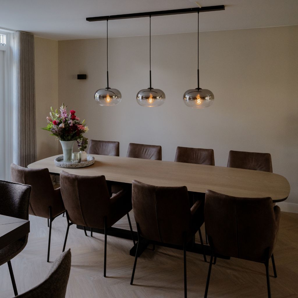 Deens ovale eettafel eiken met 8 bruine stoelen