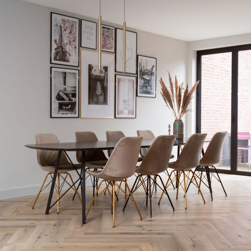 Fins ovale eettafel met 8 velvet stoelen Van Tafel