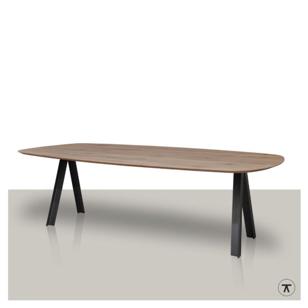 Fins ovale tafel met metalen T-Bone onderstel