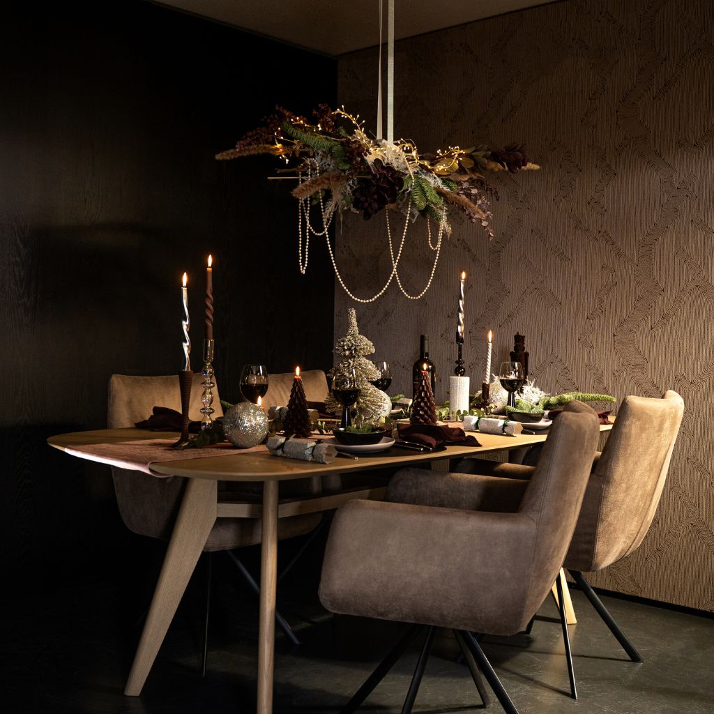 Tafel van eikenhout met sfeervolle tafelstyling voor Kerst