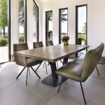 Stoel Velia aan boomstamtafel met bankje