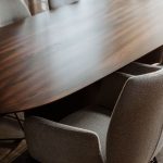 Bovenaanzicht tafelblad van een organische eettafel