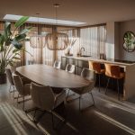 Organische eettafel zijaanzicht