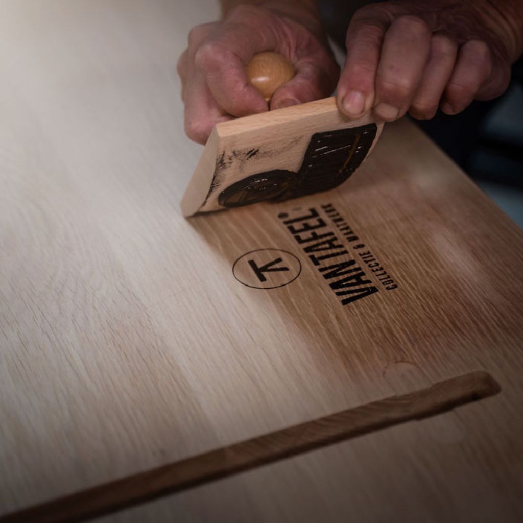 Stempel Van Tafel aan de onderkant van de tafel