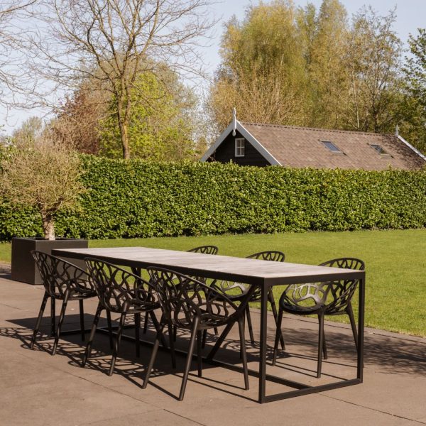 Houten tuintafel Castle in ruime tuin