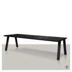 Zwarte houten tuintafel Thuyn met schuine metalen poten