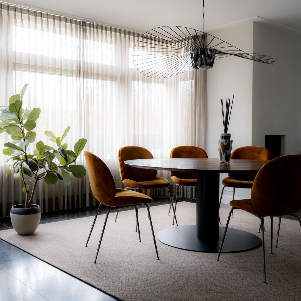 Ronde houten eettafel met ronde metalen poot