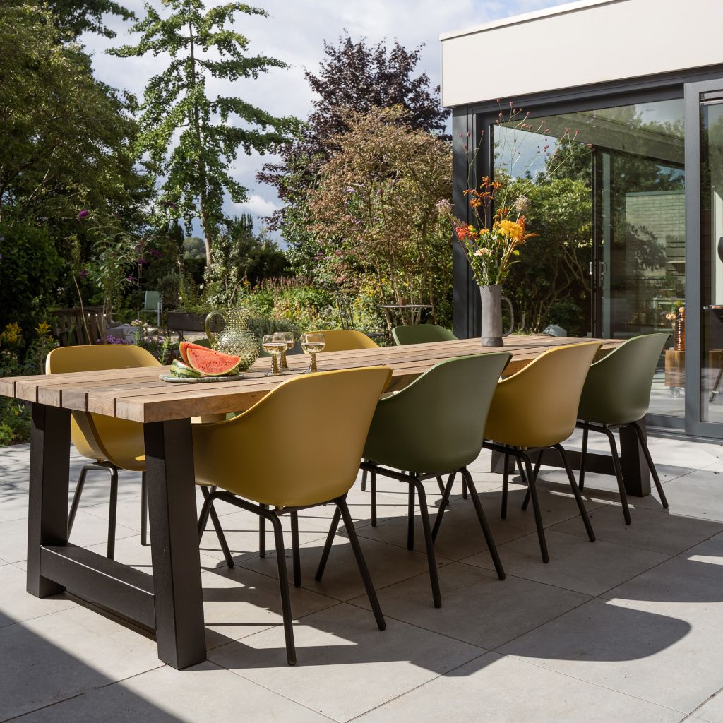 houten tuintafel van padouk met gekleurde stoelen