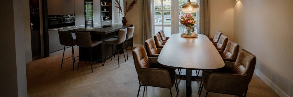 Deens ovale eettafel in leefkeuken