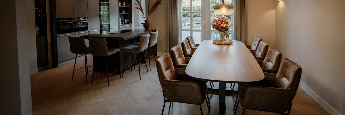 Deens ovale eettafel in leefkeuken