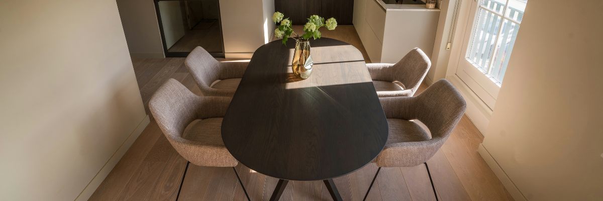 plat ovale eettafel met vier stoelen