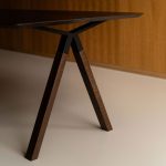 Detailfoto van onderstel eettafel metaal en hout