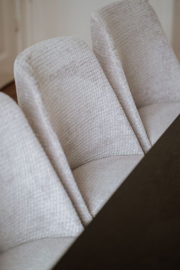 Close-up rugleuningen stoelen