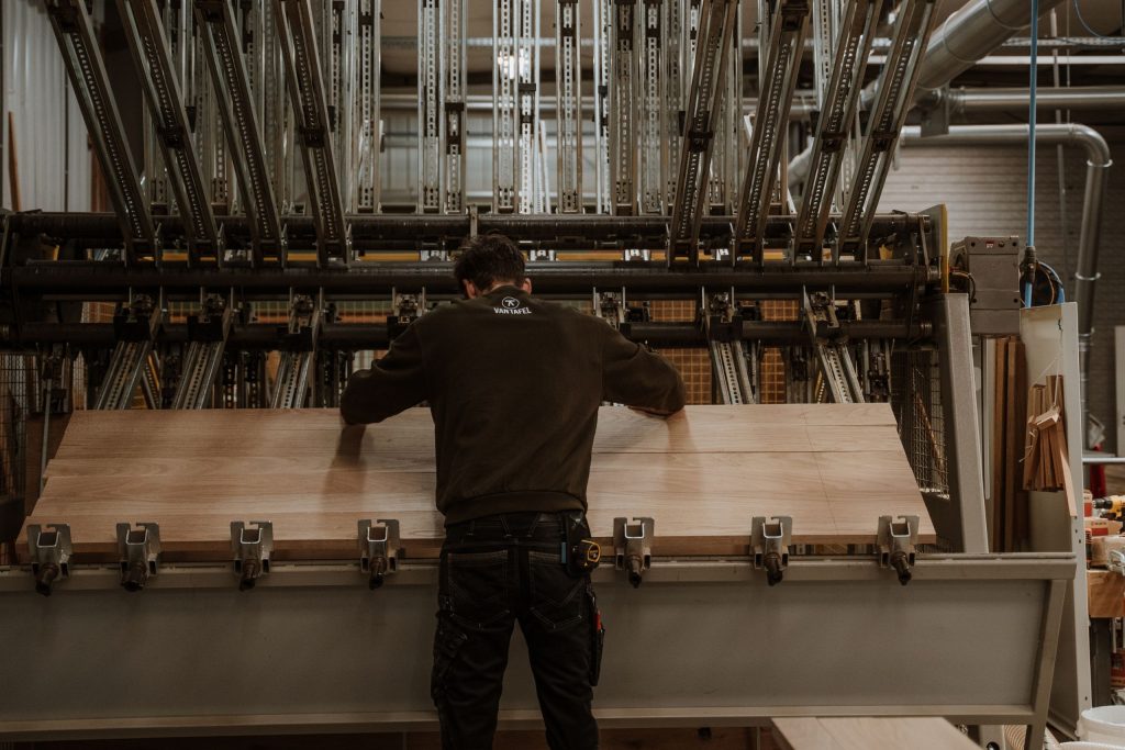 Planken worden tot tafelblad gelijmd