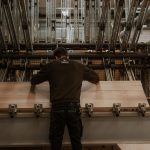 Planken worden tot tafelblad gelijmd