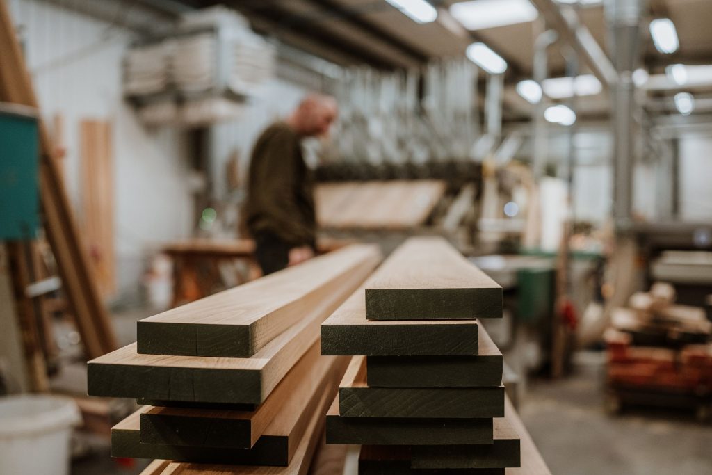 Planken worden geselecteerd voor de tafel