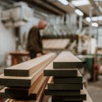 Planken worden geselecteerd voor de tafel